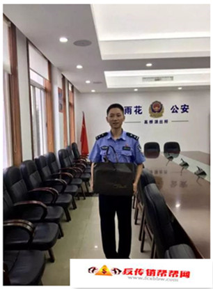【民警赤脚狂奔三公里抓传销分子!】民警赤脚狂奔三公里抓传销分子!网友:众筹给他买鞋(图2) 2_副本.jpg