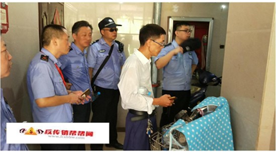 【南昌县市场和质量监督管理局人员正在清查传销窝点】南昌一小区查出36个传销窝点 下面几点教你甄别传销陷阱(图1)