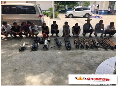 【团伙利用望远镜观景讲传销言论 现已被警方全部抓获】团伙利用望远镜观景讲传销言论 现已被警方全部抓获(图1) 【团伙利用望远镜观景讲传销言论 现已被警方全部抓获】团伙利用望远镜观景讲传销言论 现已被警方全部抓获(图1)