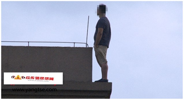 【男子因陷入传销被骗6万元选择轻生】涉传销被骗男子爬上34楼，民警消防劝说2小时救下(图2)