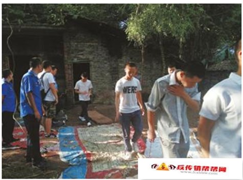 【“魔鬼辞典”洗人脑，村里来了陌生人， 原来是传销人员扎堆】遂宁废弃山村里现神秘教室 原来是传销人员扎堆(图1)