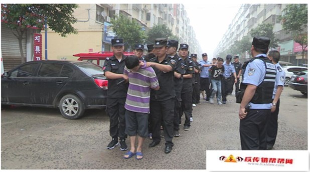 【陌生人报警求救微信牵出暴力传销团伙，8小时端掉4个传销窝点抓了49人】深夜一条微信让37名被骗人员获救，淮安警方摧毁4个暴力传销犯罪团伙(图3)