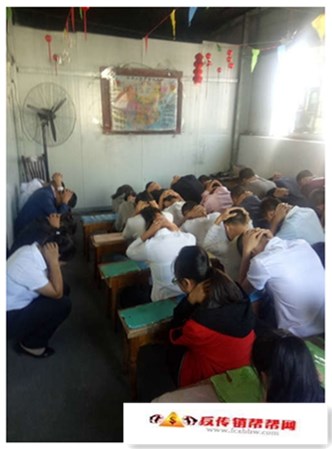 【遂宁一小区暗藏传销窝点 警方突击现场抓36人】遂宁一小区暗藏传销窝点 警方突击现场抓36人(图1)