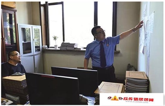 【涉案6亿元的传销团伙浮出水面】这个看上去不显眼的下岗女工 家中藏1.9亿元现金(图2)