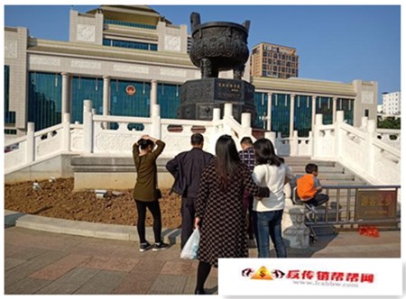 【传销头目被抓后放出来继续做，讲课宣称是调控，学员还深信不疑】传销头目被抓后放出来继续做，讲课宣称是调控，学员还深信不疑(图1)