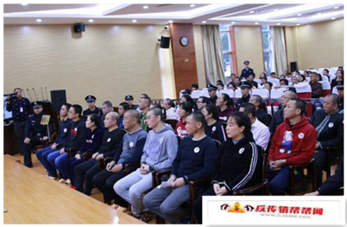 【南宁开庭审理一起大型传销案，24名传销“老总”排队受审】南宁开庭审理一起大型传销案，24名传销“老总”排队受审(图1)