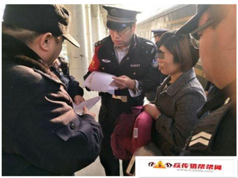 【传销女头目列车落网】以卖老酒为幌子牟利 传销女头目列车落网(图2)