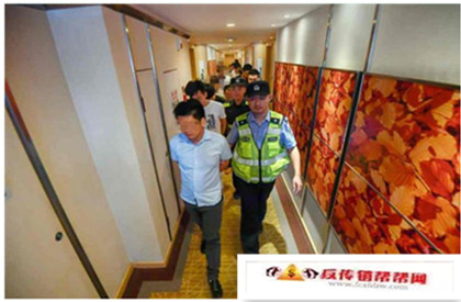 【传销头目开例会被警方一锅端！28人被刑拘，嫌犯接受采访这么说】传销头目开例会被警方一锅端！28人被刑拘，嫌犯接受采访这么说(图1)