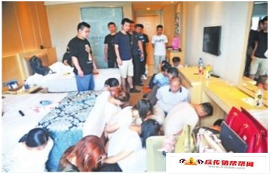 【警方顺藤摸瓜打掉传销团伙13名“高管”被一锅端】传销团伙正开会 13名“高管”被一锅端(图1)