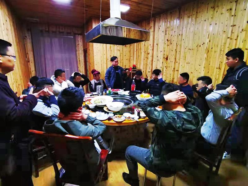 【传销团伙饭店聚会被一锅端】(图1)